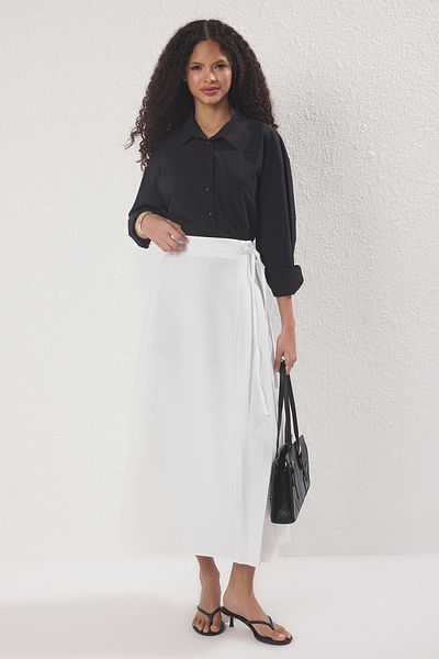 Trendyol Modest Weißer, ungefütterter, gewellter Rock mit Falten TCTAW25EE00007