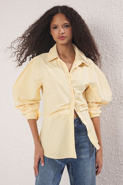 Trendyol Collection Hellgelbes, asymmetrisch geschnittenes Hemd mit Ballonärmeln und detailliertem Taillenansatz TWOSS25GO00155