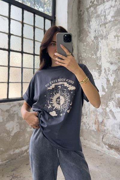 Trendyol Collection Antracitové barevné oversize bavlněné tričko s potiskem - TWOSS25TS00148