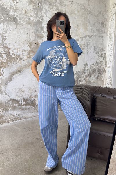 Trendyol Collection Indigo-Strick-T-Shirt aus 100 % Baumwolle mit normaler/normaler Passform, bedruckt, TWOSS25TS00076