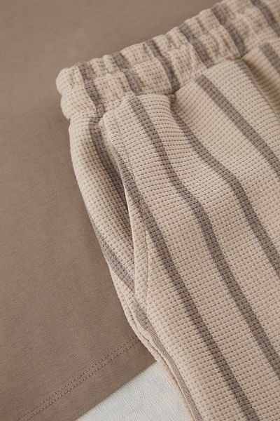 Trendyol Collection Béžová pruhovaná pletená pyžamová souprava Regular Fit TMNSS25PT00029