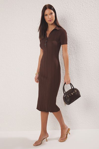 Trendyol Collection Braunes, gerades Maxi-Strickkleid mit Polokragen TWOSS24EL00282