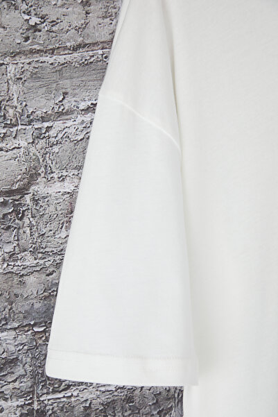 Trendyol Collection Ecru Oversize/Wide Cut Back Lion Printed 100% Cotton T-Shirt Tmnss25Ts00117