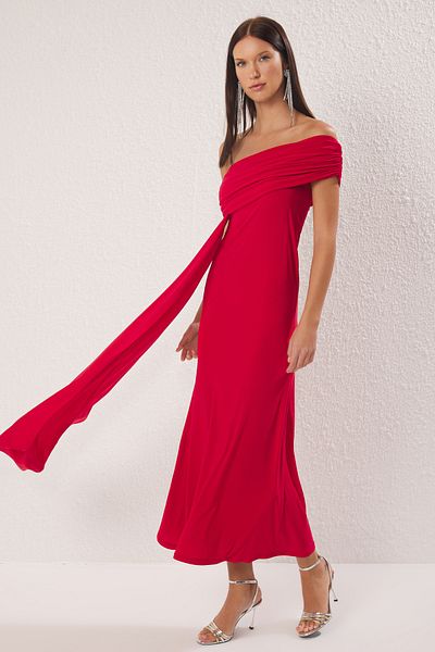 Trendyol Collection Rotes Abendkleid mit asymmetrischem Ausschnitt unter der Taille, langes Abendkleid, Abschlusskleid TPRSS24AE00225