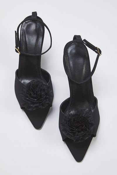 TRENDYOL SHOES Sandale cu toc subțire pentru femei cu curele la gleznă cu trandafir negru TAKSS25TO00044