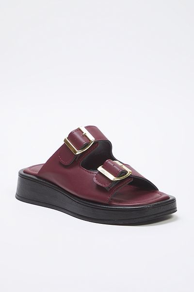 TRENDYOL SHOES Burgunderrote Damen-Hausschuhe mit doppelter Riemenschnalle und dicker Sohle TAKSS25TE00044