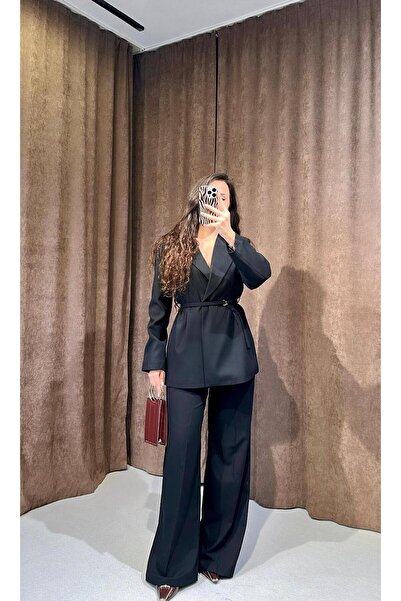 Damla Demli بدلة سوداء مع حزام الخصر