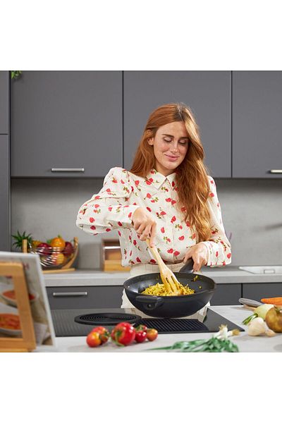 Relaxdays Tigaie wok cu capac, din aluminiu/sticlă/plastic, neagră, 15 x 57,5 ​​x 31,5 cm