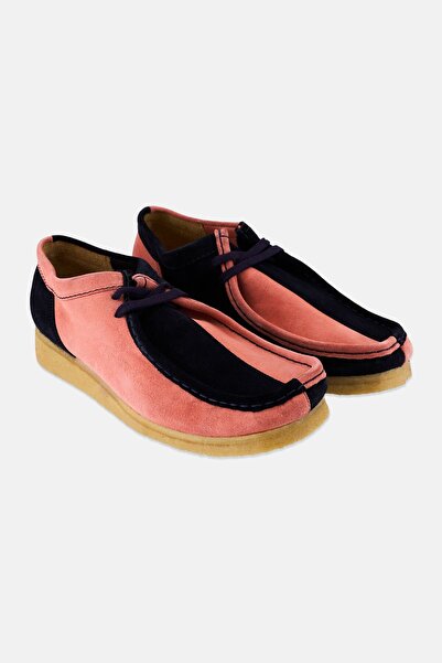 CLARKS حذاء كاجوال برباط ومقاس قياسي للرجال من Wallabee، متعدد الألوان