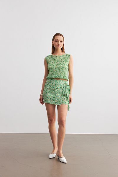 MODAGEN Costum de damă cu model de flori verzi cu pliuri, cu fustă mini cu cravată în talie