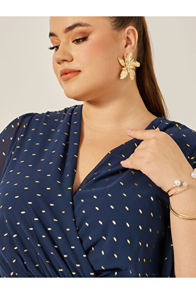 Styli فستان ماكسي مطبوع بأكمام قصيرة ورقبة على شكل حرف V ومقاس كبير