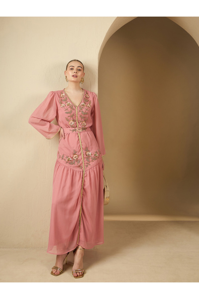 Styli قفطان مطرز بفتحة رقبة على شكل حرف V مع حزام