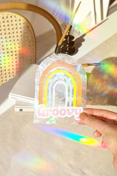 Buka Shops Captorul de soare curcubeu holografic „Groovy” - Film retro pentru fereastră