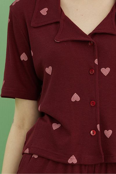 Siyah İnci Set de pantaloni scurți cu guler de cămașă cu nasturi, cu imprimeu inimă burgundă