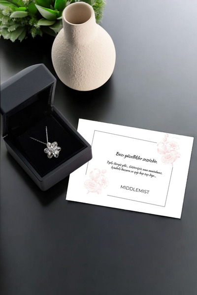 MIDDLEMIST 925 Ayar Gümüş Işıklı Kutuda Nergis Çiçeği Kolye