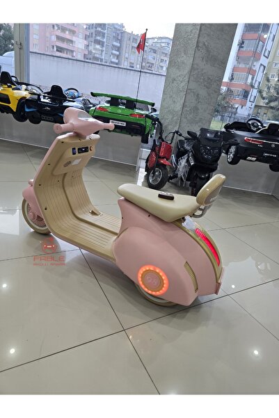 Fable Vespa Akülü Motor! 12V, Uzaktan Kumandalı, Çift Motor, Bluetooth Müzik, Ön Far, Deri Koltuk