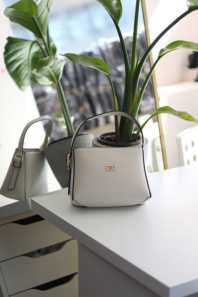 Moom Bag Γυναικεία τσάντα ώμου με κρεμ γυαλιστερή υφή με λαβή