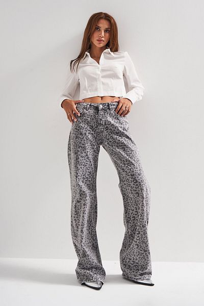 its basic Šedostříbrný dámský denim s leopardím vzorem – volný střih