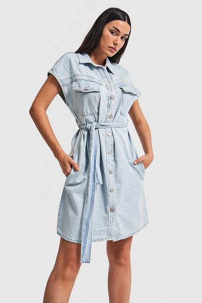 its basic Rochie mini din denim de culoare blugi de zăpadă pentru femei, cu detaliu de curea cu nasturi în față
