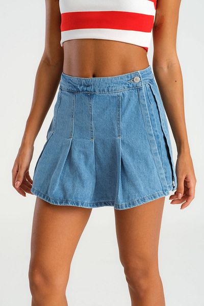 its basic Fusta de damă, culoare albastru piatră, cu pliuri în față, pantaloni scurți din denim