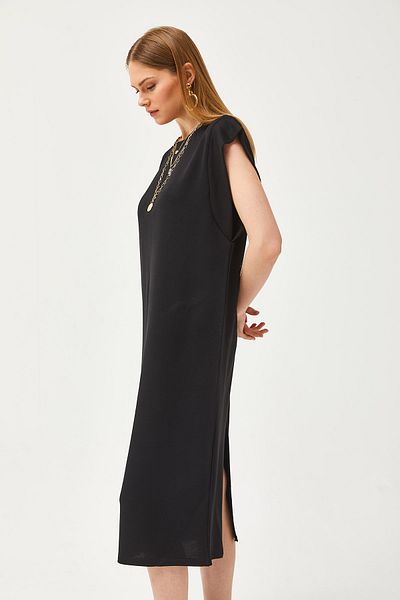 Olalook Schwarzes Damenkleid mit Unterarmausschnitt und Rückenschlitz und Kristallen ELB-19002085