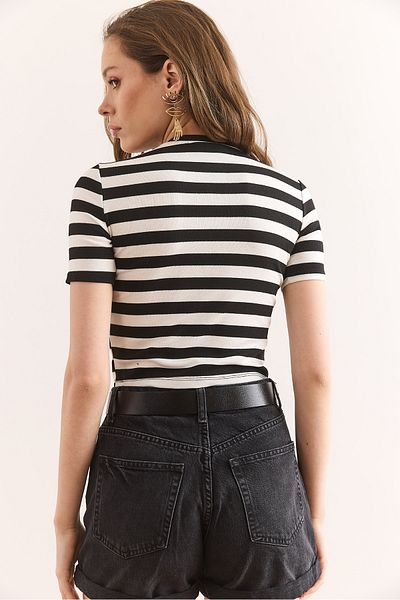 Olalook Women's Black Pocket Detailed Crop Stretchy Ribbed T-Shirt Tsh-19000879