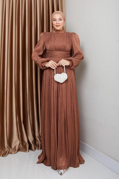 Olcay Yorgo Seiden-Abendkleid mit Hijab und Gürtel und Cape-Detail TABA 1237