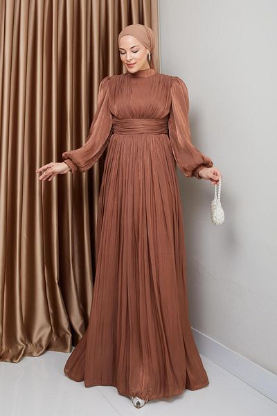 Olcay Yorgo Seiden-Abendkleid mit Hijab und Gürtel und Cape-Detail TABA 1237