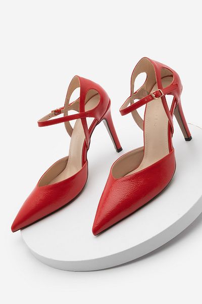 Marjin Damen-Stiletto-Schuhe – spitze Zehenpartie mit Knöchelriemen, rote Lackleder-Absätze