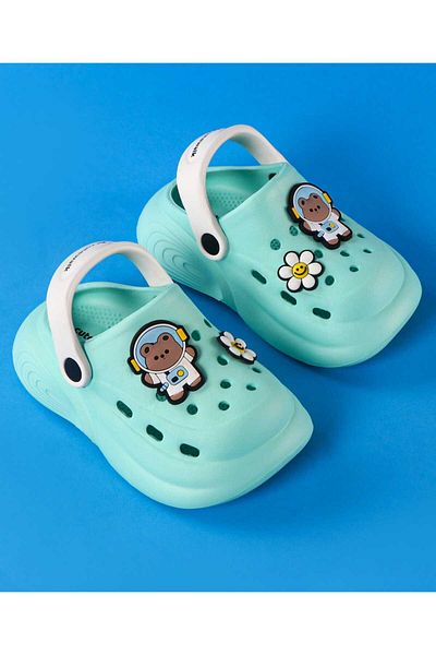 Cute Walk by Babyhug حذاء مشي لطيف من Babyhug Clogs مع دلايات دب الفضاء والزهور - نعناع