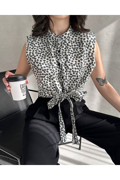 Fav Style Μαύρο γυναικείο πουκάμισο με φλοράλ στάμπα - με γιακά, κουμπιά και λεπτομέρεια με κορδόνια