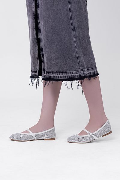 Tasarım Pantofi Mary Jane din argint inspirați de epocă, cu detaliu de plasă strălucitoare și design elegant cu cataramă