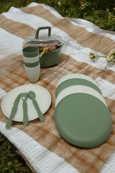 İronika Green 6-Person 32 Piece Picnic Set - Plastic Fork, Cup, Spoon and Knife Dinner Breakfast Set