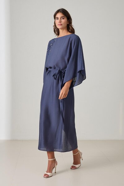 Setre Синя сукня з вузьким кроєм, з каменем на плечі, з поясом на талії, середньої довжини, з довгими рукавами