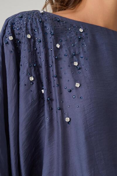 Setre Синя сукня з вузьким кроєм, з каменем на плечі, з поясом на талії, середньої довжини, з довгими рукавами