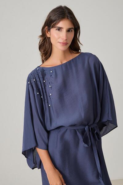 Setre Синя сукня з вузьким кроєм, з каменем на плечі, з поясом на талії, середньої довжини, з довгими рукавами