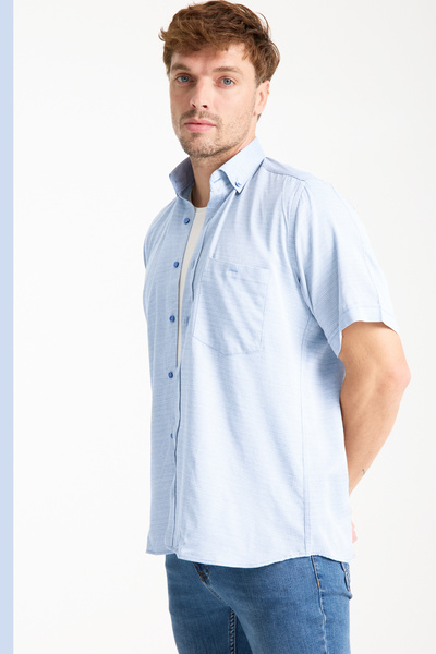 Varetta Чоловіча блакитна сорочка з короткими рукавами, широким кроєм, кишенями та ґудзиками на комірі