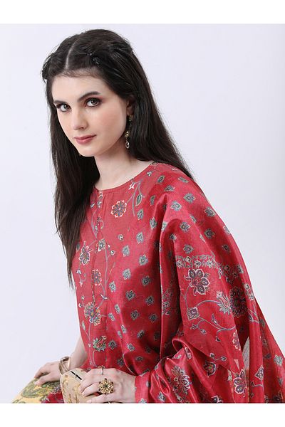 Vishudh By Styli طقم كورتا مطبوع عليه زهور حمراء مع بنطال بالازو ووشاح