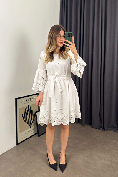 Sue Store Beyaz Kolları Volanlı Kuşaklı Fisto Elbise