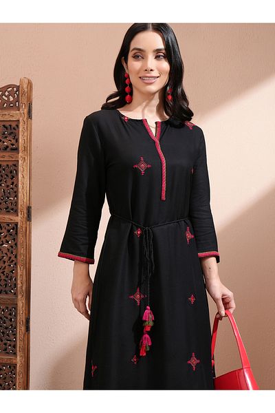 Vishudh By Styli كورتا نسائية سوداء مطرزة بخط A