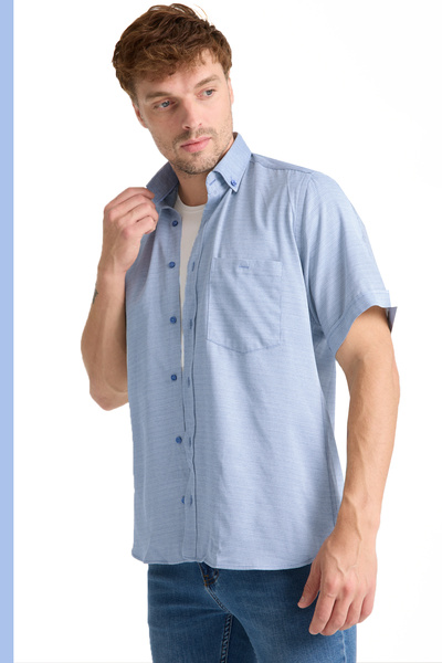 Varetta Чоловіча сорочка фіолетового кольору з короткими рукавами, широким кроєм, кишенями та ґудзиками на комірі, виготовлена з бавовняної тканини.