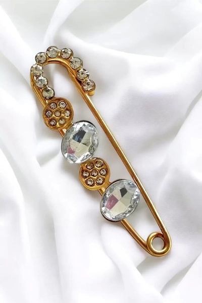 TakıDolabı Altın Renk Taş Detaylı Eşarp İğnesi Broş