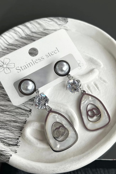 TakıDolabı أقراط فضية اللون من الفولاذ الحجري (زوج)