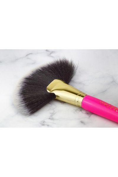 TECHNIC Professional Pro Large Fan Brush Face Powder Brush