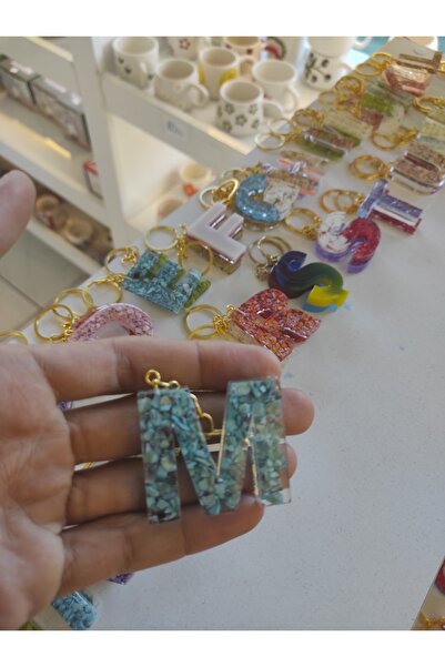 Home هدية سلسلة مفاتيح إيبوكسي بحرف "M".