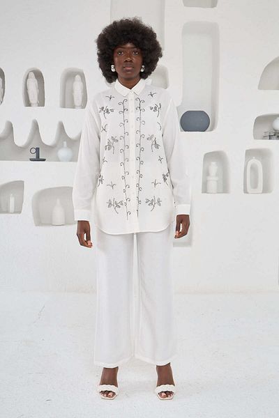 MİA NOURA FEMEIE FATA SI MANECI BRODAT OVERSIZE DIE CUT