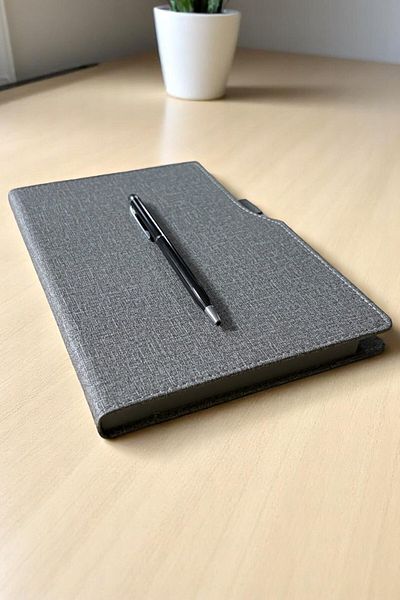 Nesnel Gift Сив държач за химикалки Термо кожен дневник - Черен сензорен химикал Метален химикал Подарък