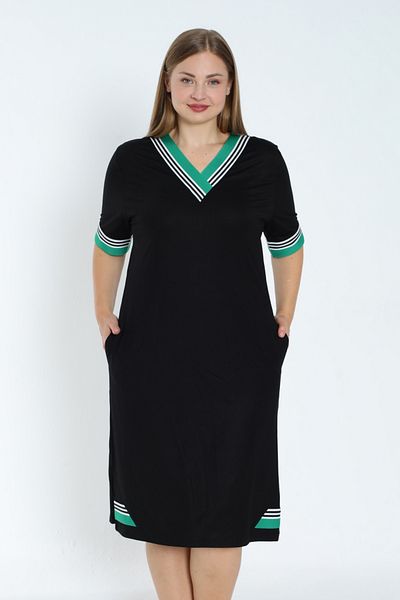 İntensive Μαύρο κοντομάνικο φόρεμα Plus Size με πράσινη λεπτομέρεια - Δύο κλωστές