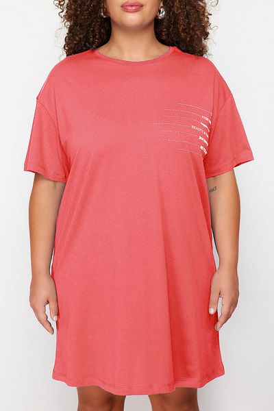 Trendyol Curve Ροζ Slogan Print 100% βαμβακερό φόρεμα μπλουζάκι μεγάλου μεγέθους - Crew Neck TBBSS23AH00162