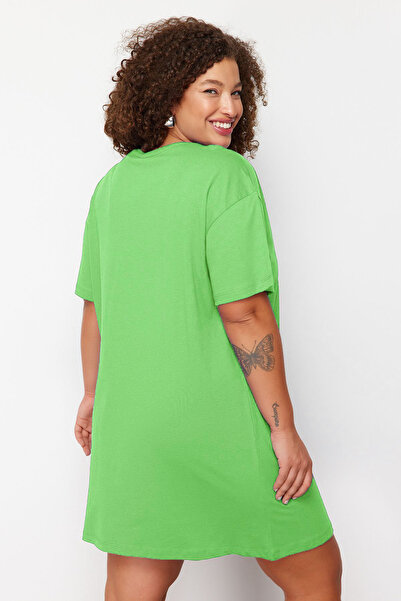 Trendyol Curve Πράσινο φόρεμα μπλουζάκι με στάμπα συνθήματος σε μεγάλο μέγεθος - 100% βαμβακερό λαιμόκοψη TBBSS23AH00162